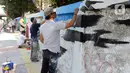 Sejumlah seniman membuat mural bertema biota laut pada dinding di kawasan Cideng, Jakarta, Rabu (29/11/2023). Mural dibuat guna memperindah sekaligus penataan kawasan Kelurahan Cideng, Jakarta Pusat. (Liputan6.com/Herman Zakharia)
