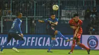 Bek Semen Padang, Syaiful Anwar, mencoba menghalangi tembakan penyerang Arema, Rifaldi bawuoh, saat kedua tim bertanding dalam laga pekan ke-25 Shopee Liga 1 2019 di Stadion Kanjuruhan, Malang, Senin (28/10/2019). Arema menang 1-0 dalam laga itu. (Bola.com/Iwan Setiawan)