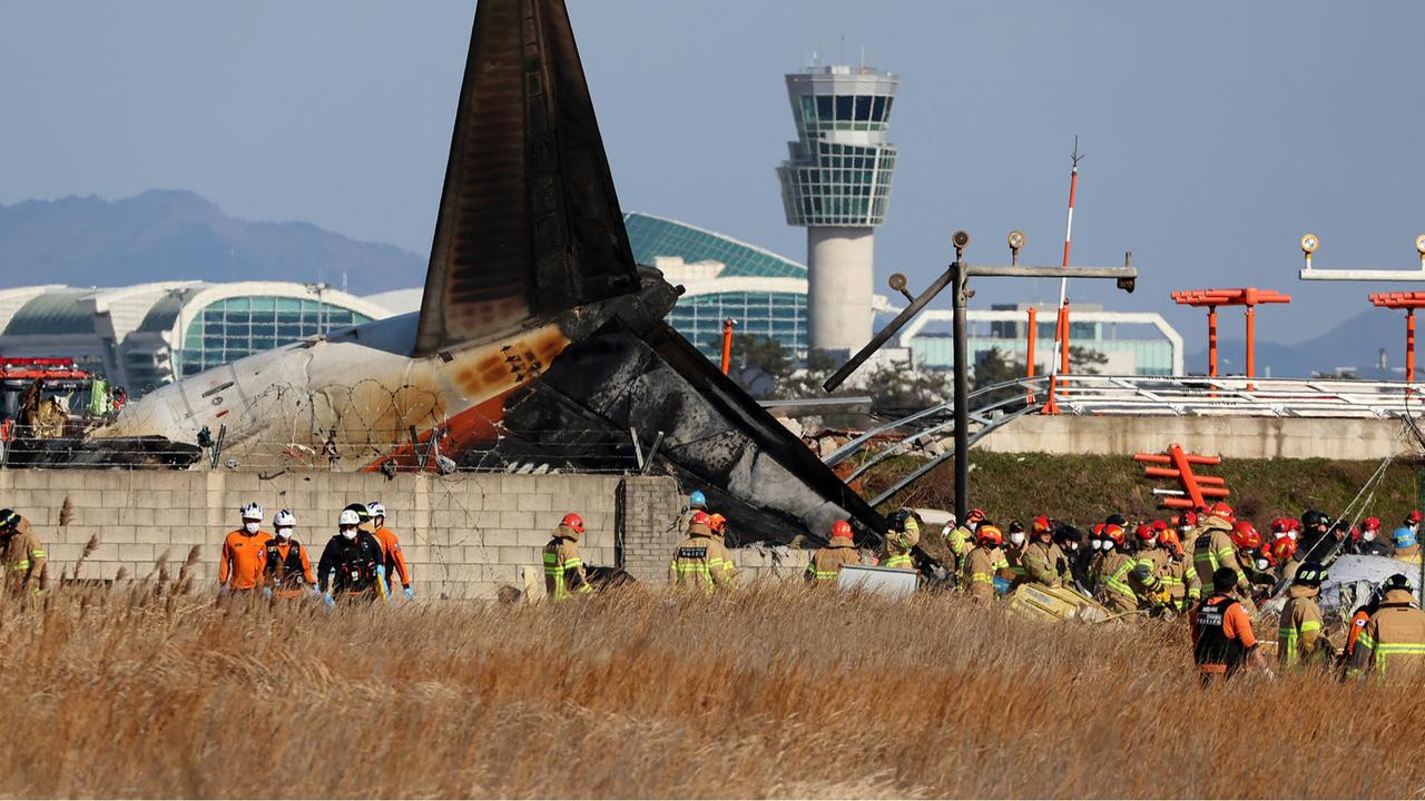 Tim SAR Evakuasi Korban Pesawat Jeju Air yang Jatuh Terbakar