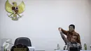 Kepala BKPM Franky Sibarani (belakang) bersalaman dengan Mensesneg Pratikno jelang rapat terbatas terkait pembangunan Light Rail Transit (LRT) di Kantor Presiden, Jakarta, Selasa (29/3/2016). (Liputan6.com/Faizal Fanani)