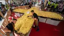 Koki memasak rosti dalam upaya memecahkan rekor dunia saat acara yang menandai peringatan 125 tahun Serikat Petani Swiss (SBV) di Bern, Swiss pada 19 September 2022. Sebagian dari rosti itu kemudian dibagikan kepada warga yang menonton acara itu. (Fabrice COFFRINI / AFP)