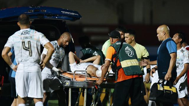 Gelandang Persib Bandung, Dedi Kusnandar, mengalami patah kaki.