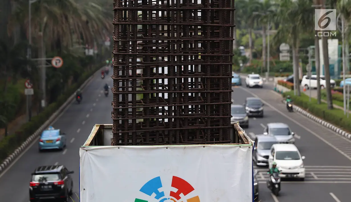 Tiang monorel yang terbengkalai digunakan sebagai alat peraga Asian Para Games di kawasan Senayan, Jakarta, Jumat (19/10). Rencananya tiang monorel tersebut untuk integrasi alat transportasi di Ibukota. (Liputan6.com/Immanuel Antonius)