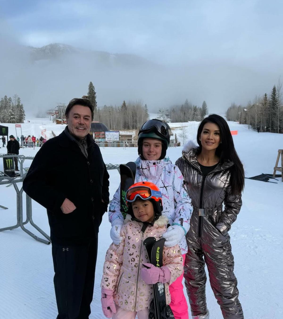7 Potret Farah Quinn dan Keluarga Nikmati Liburan Musim Dingin, Snowboard Hingga Momen Santai!