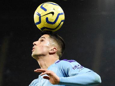 Joao Cancelo - Pemain Manchester City ini mungkin adalah bek kanan paling komplet di Liga Inggris saat ini. Tidak hanya tangguh dalam bertahan namun Cancelo juga cerdik secara taktik dan kreatif dalam membantu serangan. (AFP/Oli Scarff)