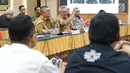 Ketua KPU, Arief Budiman (tengah) bersama perwakilan tim pemenangan Capres/Cawapres saat rapat persiapan debat kedua di Jakarta, Jumat (25/1). Debat kedua berlangsung pada 17 Februari di Hotel Sultan Jakarta. (Liputan6.com/Helmi Fithriansyah)