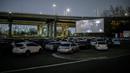 Sebuah layar terbuka menunjukkan film yang sedang diputar di sebuah bioskop kendara atau drive-in cinema di Seoul, Korea Selatan, 21 Maret 2020. Jenis bioskop ini menjadi pilihan yang lebih bagi warga Seoul untuk menikmati film di tengah pandemi virus corona Covid-19. (Ed JONES/AFP)