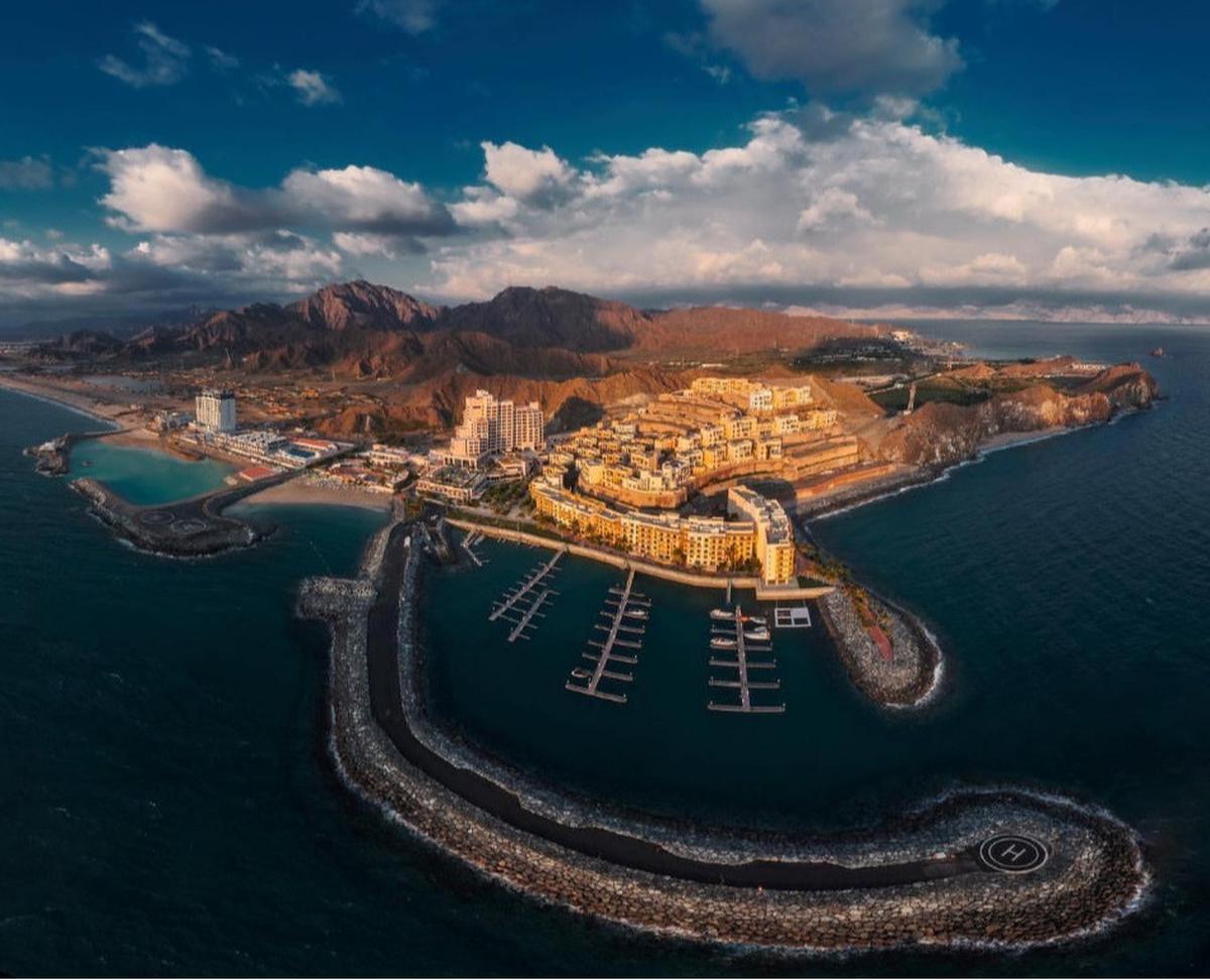 Fujairah, sebuah kota yang terletak di Uni Emirat Arab.