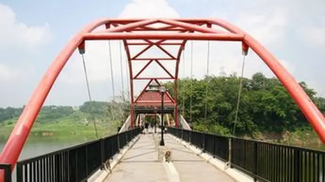 Ilustrasi Foto jembatan merah Goa Kreo