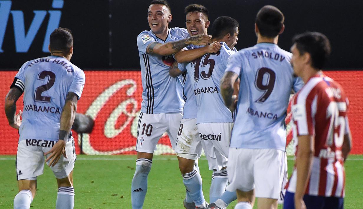 Pemain Celta Vigo merayakan gol yang dicetak Fran Beltran ke gawang Atletico Madrid pada laga lanjutan La Liga di Abanca-Balaidos, Rabu (8/7/2020) dini hari WIB. Atletico Madrid ditahan imbang 1-1 oleh Celta Vigo. (AFP/Miguel Riopa)