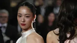 Jeon Yeo Bin berpose memperlihatkan bentuk tubuhnya yang ideal. Gaun putih membuat pesonanya terpancar. (Foto: Scott Garfitt/Invision/AP)