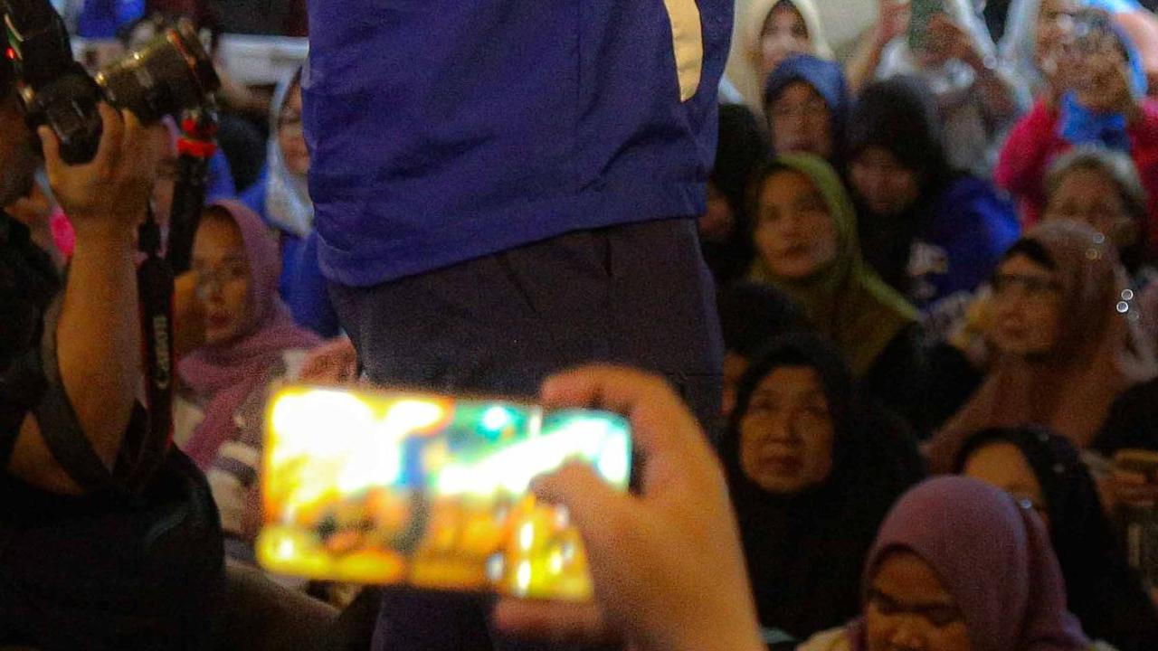 FOTO: Hari Pertama Masa Kampanye, AHY Blusukan Sapa Warga Condet