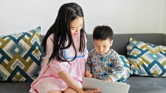 4 Cara Mengajarkan Anak Kecil Mengenai Bagian Tubuh yang Tidak Boleh Disentuh Orang Lain