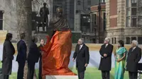 Patung Mahatma Gandhi diresmikan di Lapangan Parlemen London, untuk memperingati 100 tahun kembalinya Gandhi ke India dari Afrika Selatan.