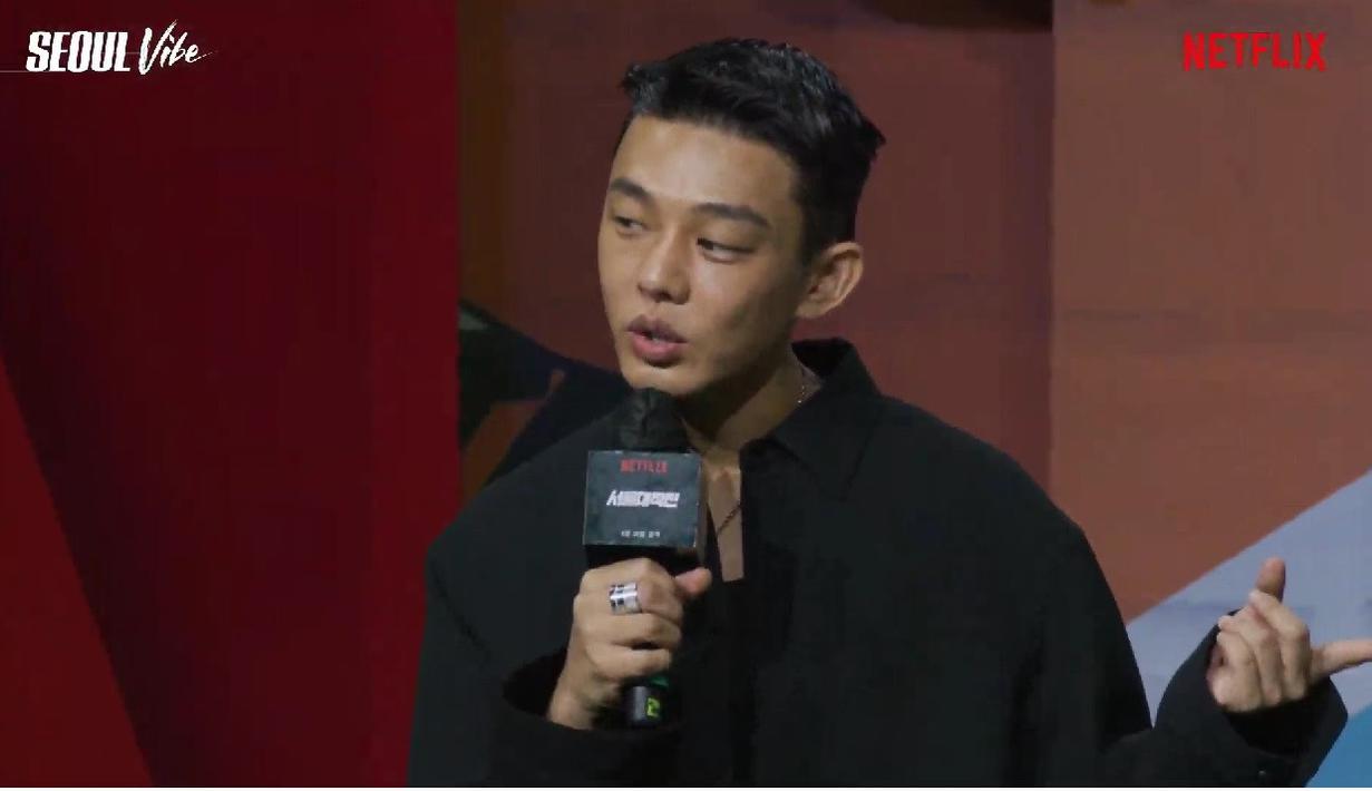 Dengan wajah serius Yoo Ah In berkata, “Seong Wu itu dancer yang hebat. Ia selalu nari di lokasi syuting sampai kami bosan karena dia terus-terusan ngedance. Kami menjulukinya unstoppable dancer.” (Foto: Tangkapan layar YouTube - Netflix).
