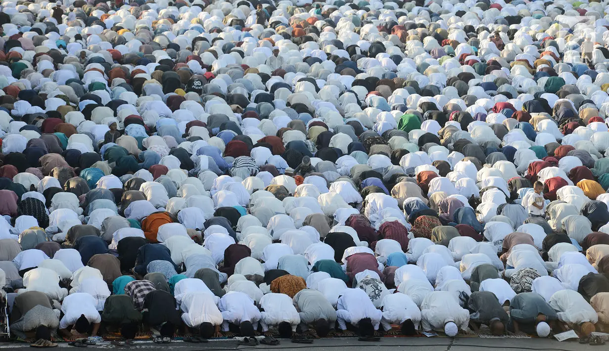 Umat muslim melaksanakan salat Idul Fitri 1 Syawal 1440 Hijriah di Jatinegara, Jakarta,Rabu (5/6/2019). Pemerintah menetapkan Idul Fitri 1440 Hijriah dirayakan secara nasional pada hari ini. (merdeka.com/Imam Buhori)