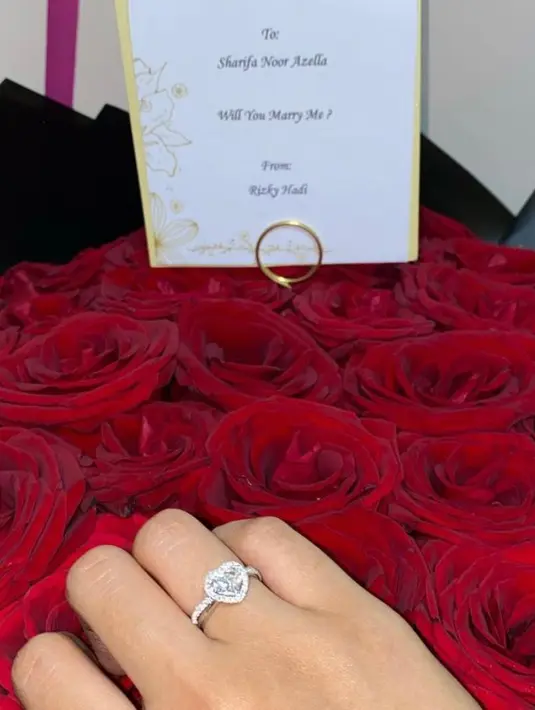 "To Sharifa Noor Azella, Will you marry me?," bunyi tulisan dalam surat yang menemani cincin di buket bunga.  [Instagram/azella.alhamid]