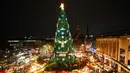 Pohon Natal ini diterangi oleh 48.000 lampu. (INA FASSBENDER/AFP)
