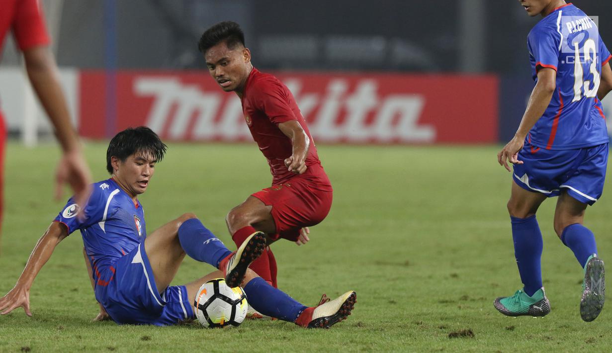 Pemain Timnas Indonesia U-19, Saddil Ramdani (tengah) berebut bola dengan pemain Chinnese Taipei saat laga penyisihan Grup A Piala AFC U-19 2018 di Stadion GBK, Jakarta, Kamis (18/10). Babak pertama berakhir imbang 0-0. (Liputan6.com/Helmi Fithriansyah)