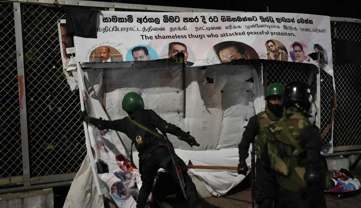 Militer Sri Lanka mencopot spanduk anti-pemerintah dari lokasi kamp protes di luar Sekretariat Presiden di Kolombo, Sri Lanka, Jumat (22/7/2022). Aktivis telah mengumumkan berencana mengosongkan daerah itu pada Jumat (22/7) sore, setelah kabinet dilantik oleh Presiden baru Ranil Wickremesinghe. (AP Photo/Rafiq Maqbool)
