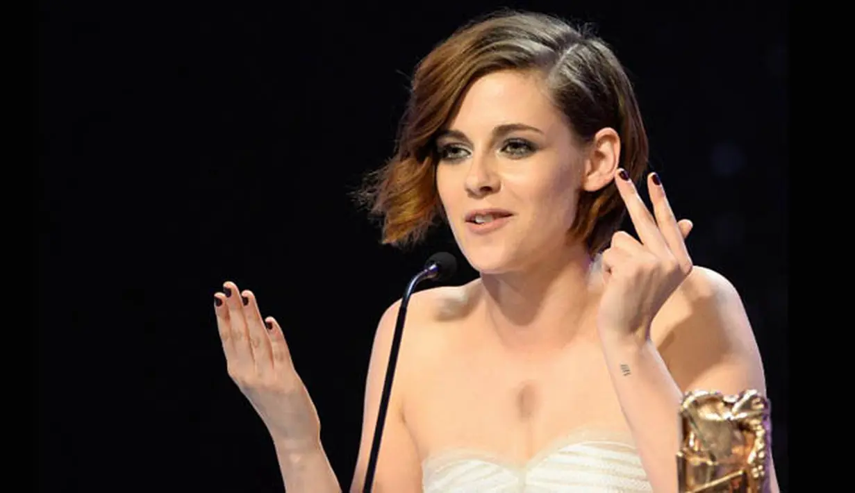 Kristen Stewart memberikan sambutan usai meraih gelar sebagai Aktris pendukung terbaik pada film, `Sils Maria` (Clouds of Sils Maria) dalam ajang Cesar Awards ke-40 di Paris, Perancis, (20/2/2015). (AFP PHOTO/BERTRAND GUAY)