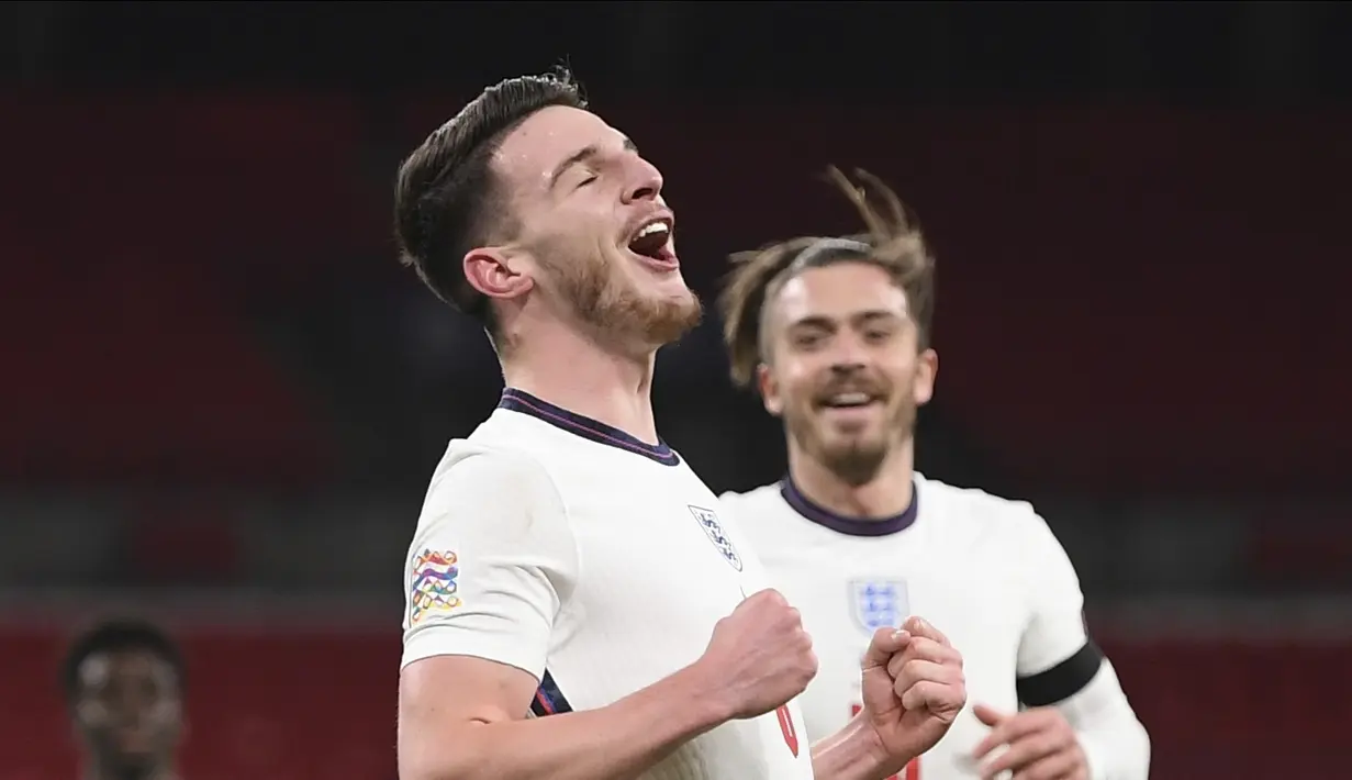 Gelandang Inggris, Declan Rice berselebrasi usai mencetak gol ke gawang Islandia pada pertandingan UEFA Nations League di stadion Wembley, London (18/11/2020). Meski menang, Inggris tetap gagal lolos ke putaran final atau babak semifinal UEFA Nations League. (Michael Regan/Pool via AP)