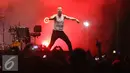 Aksi Macklemore & Ryan Lewis mengajak penonton untuk bernyanyi bersama di panggung We The Fest (WTF) 2016, Senayan, Jakarta, Sabtu (13/8). (Liputan6.com/Herman Zakharia)