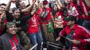 Suporter Indonesia bernyanyi bersama sebelum menyaksikan laga melawan Malaysia di Stadion Shah Alam, Selangor, Sabtu, (26/8/2017). Indonesia akan menghadapi Malaysia pada laga semifinal sepak bola SEA Games 2017. (Bola.com/Vitalis Yogi Trisna)