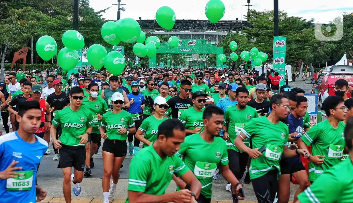 Peserta berlari saat mengikuti lomba lari di kawasan Senayan, Jakarta, Minggu (4/9/2022). Lomba lari Milo ACTIV Indonesia Race (MAIR) 2022 yang terbagi dalam beberapa kategori yaitu 10K, 5K dan family run 2,5K tersebut untuk menyambut hari Olahraga Nasional yang jatuh pada 9 September mendatang. (Liputan6 com/Angga Yuniar)