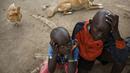 Pengungsi Sudan Selatan saat tiba di sebuah pusat transit pengungsi di Kuluba, Uganda utara, Kamis (8/6). Mereka melarikan diri dari perang saudara di Sudan Selatan yang telah memakan korban puluhan ribu jiwa. (AP Photo / Ben Curtis)