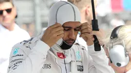 Lewis Hamilton bersiap sebelum balapan F1 Grand Prix Meksiko dimulai di Sirkuit Autodromo Hermanos Rodriguez, Mexico City, Meksiko (30/10). (Reuters/Ulises Ruiz Basurto)