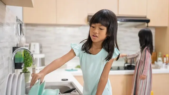 Dua orang anak perempuan sedang melakukan pekerjaan rumah di dapur (Foto Dok: Freepik/EyeEm)