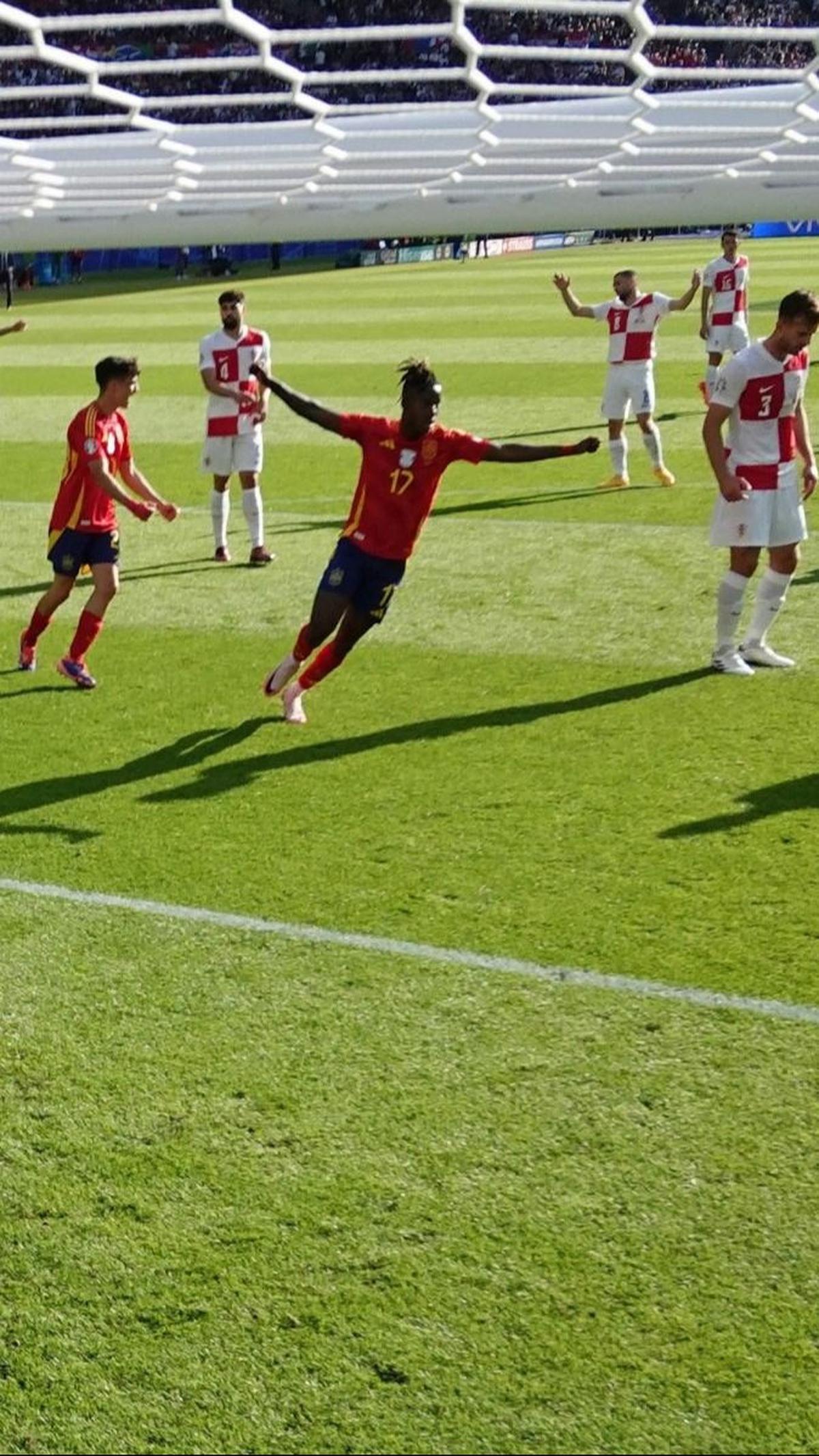 Tiga menit berselang, Fabian Ruiz mencetak gol kedua untuk Spanyol. Foto:&nbsp;REUTERS / Fabrizio Bensch<br>