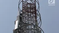 Petugas PT Tower Bersama Infrastructure Tbk (TBIG) melakukan perawatan rutin tower di Kepulauan Seribu, Rabu, 18/9/2019). PT TBIG memiliki 26.713 penyewaan dan 15.344 site telekomunikasi tersebar di seluruh indonesia, ditargetkan akan menambah 3000 penyewaan di tahun 2019. (Liputan6.com/Johan Tallo)