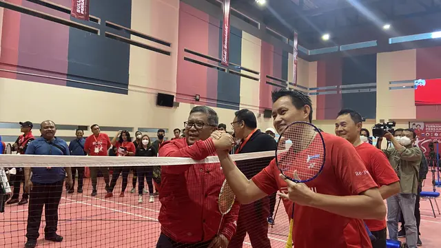 PDIP Menggelar turnamen bulu tangkis antar ormas kepemudaan di GBK Arena Jakarta, Minggu (23/10/2022).