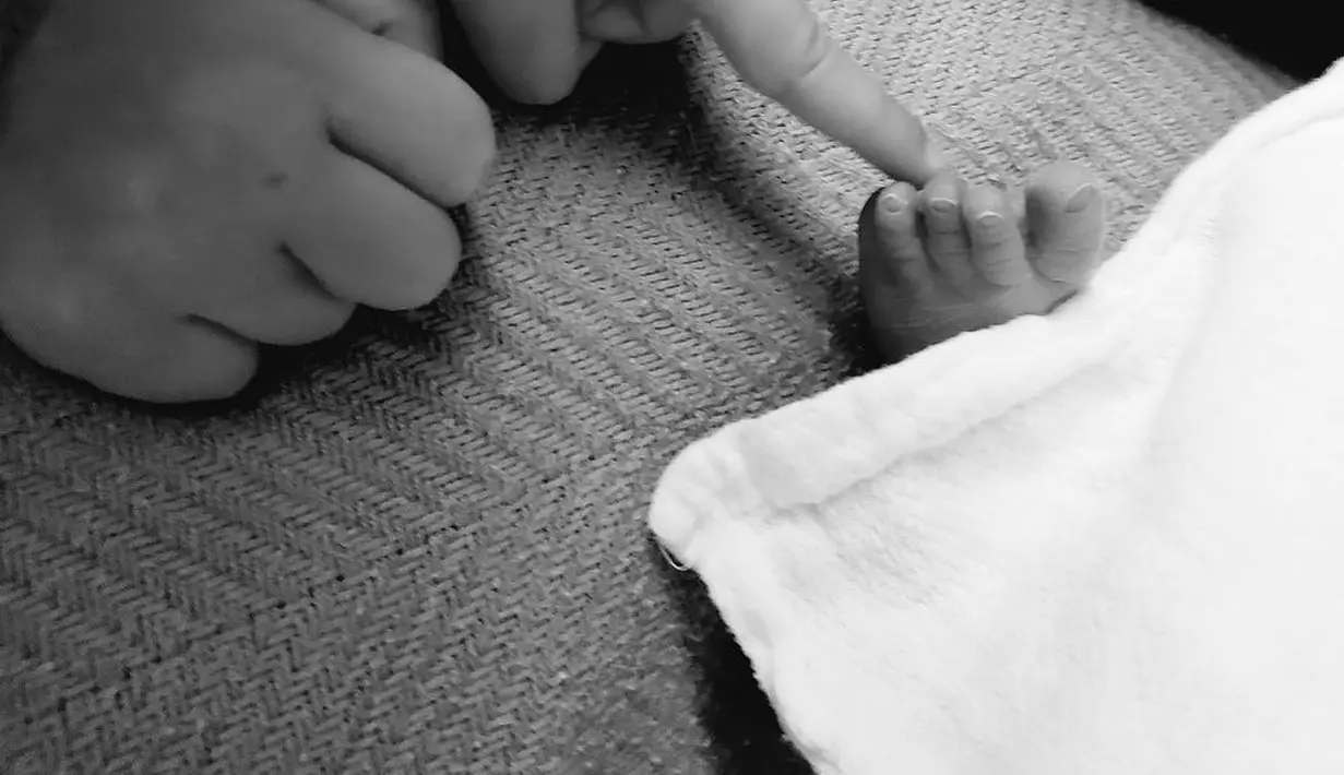 "Kami telah menunggu dan sudah menyayangimu," lanjutnya. (instagram/nateberkus)