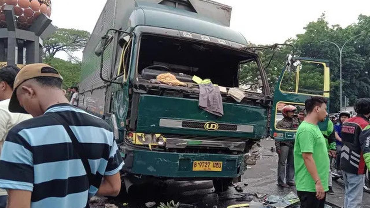 Detik-detik Kontainer Maut Tabrak Banyak Kendaraan & Lindas Siswi di Tangerang