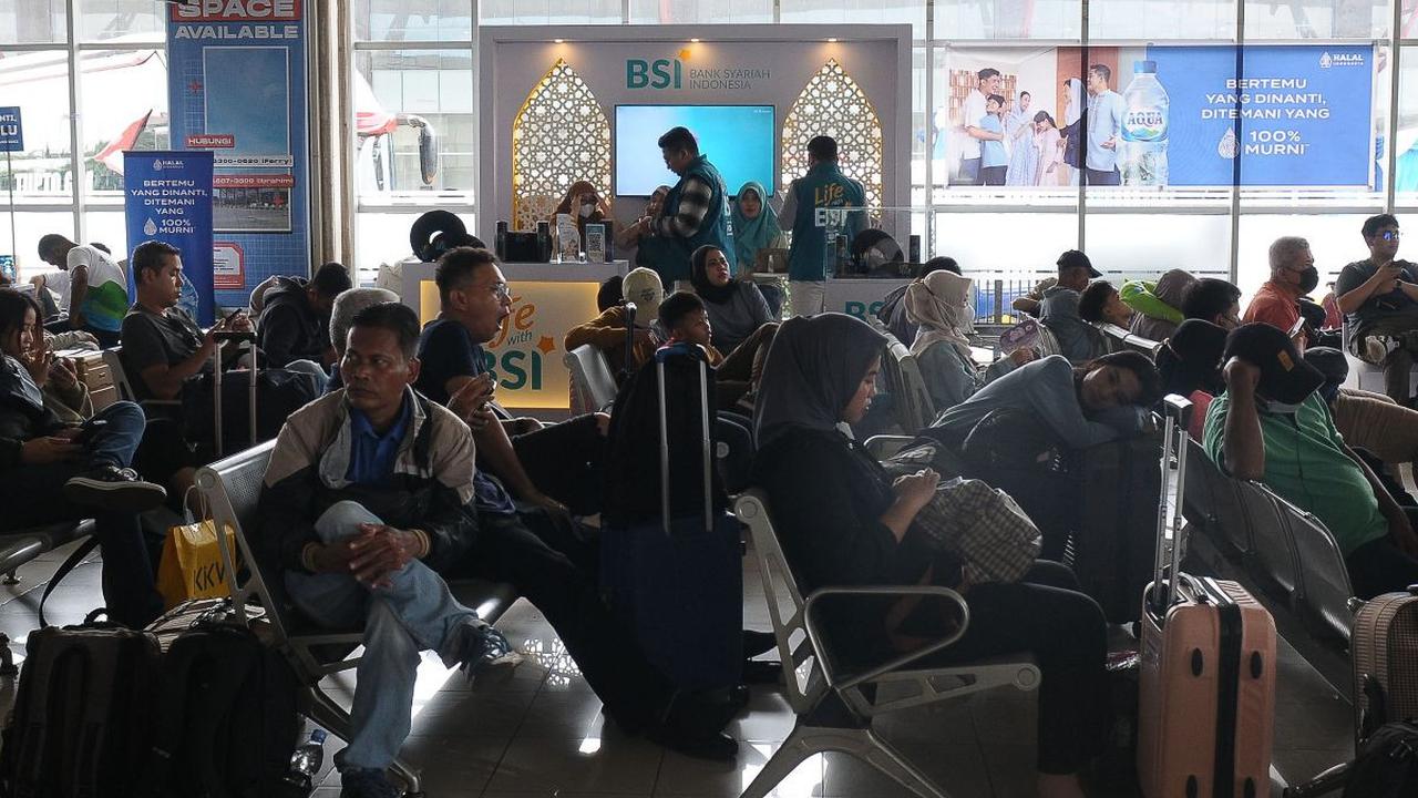 Sejumlah pemudik menunggu kedatangan bus saat bersiap melakukan perjalanan menuju kampung halaman di Terminal Terpadu Pulo Gebang, Jakarta, Sabtu (6/4/2024). Kementerian Perhubungan (Kemenhub) memprediksi H-4 Lebaran menjadi awal puncak arus mudik.&nbsp;M
