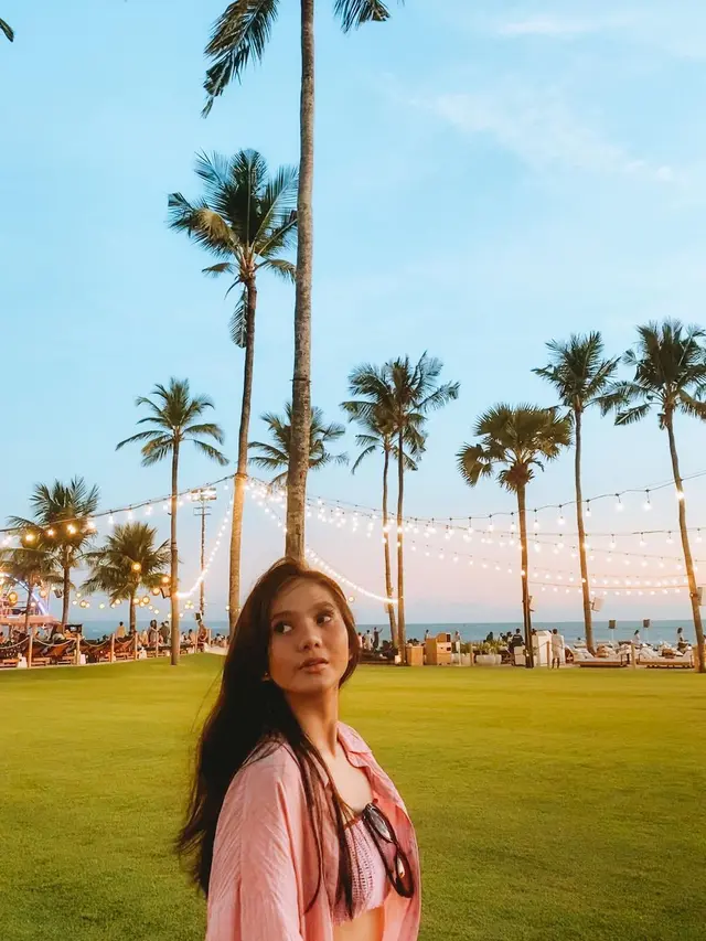Hobi Travelling, Ini 7 Potret Seru Afifah Ifah'nda Jalani Liburan