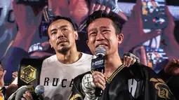 Paris Pernandes menangis setelah laga melawan Rudy Golden Boy dalam ajang HSS Series 7: The Redemption di W Super Club Gatsu, Jakarta, pada Sabtu (7/2/2026). (Bola.com/Nur Iman Ali)