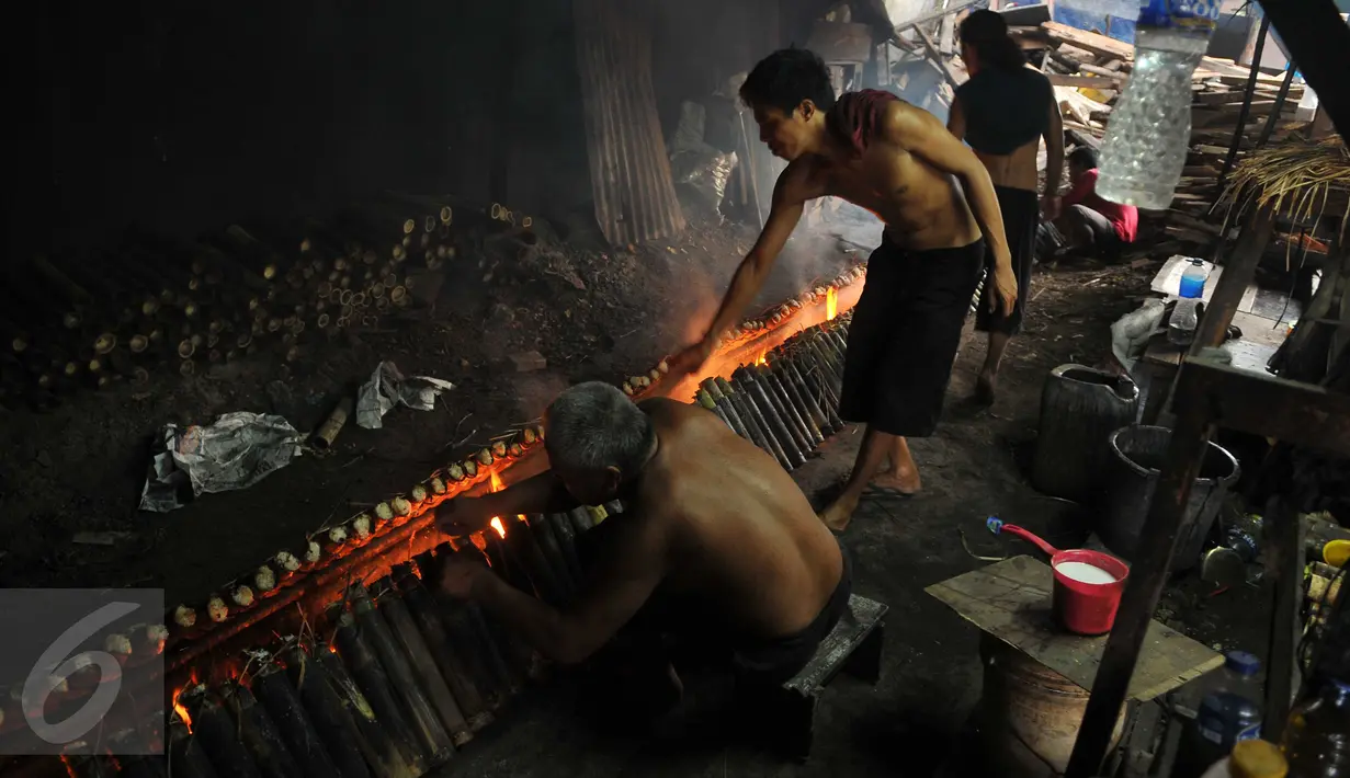 Pekerja menyelesaikan proses pembakaran lemang bambu di sentra pembuatan lemang kawasan Kramat Raya, Senen, Jakarta, Jumat (17/6). Pelaku usaha lemang meningkatkan produksi hingga 500 buah per hari pada bulan Ramadan. (Liputan6.com/Gempur M Surya)