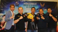 Petinju Indonesia, Daud Yordan (tengah) bersama tim Mahkota Promotions, pada jumpa pers di Singapura, Selasa (28/2/2017). (Humas Daud Yordan)  