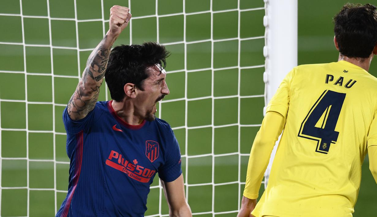 Bek Atletico Madrid, Stefan Savic, merayakan gol yang dicetak ke gawang Villareal pada laga Liga Spanyol di Stadion Ceramica, Minggu (28/2/2021). Atletico Madrid menang dengan skor 2-0. (AP/Jose Breton)