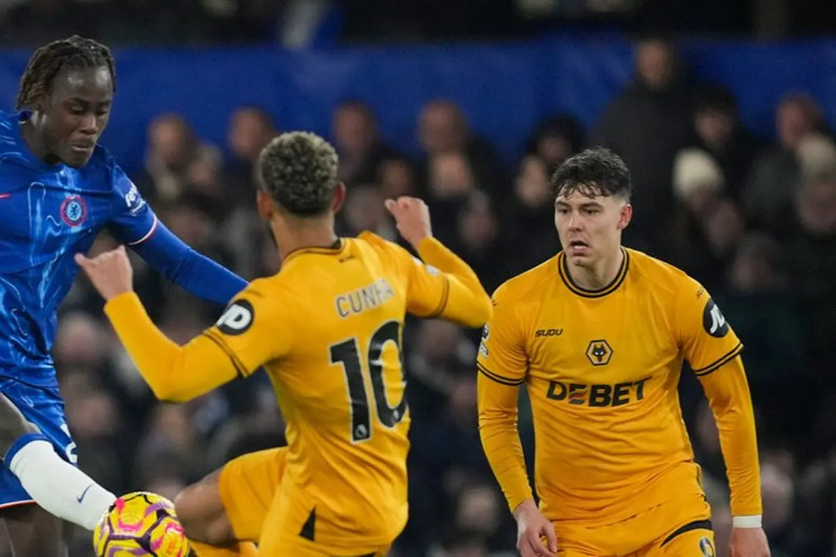 Aksi Trevoh Chalobah dalam laga Premier League antara Chelsea vs Wolverhampton, Selasa (21/1/2025). (c) AP Photo/Kin Cheung