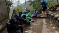 Beredar Video Sekelompok Pendaki Cuci Kaki dan Sepatu di Sumber Mata Air Gunung Lawu, Bikin Airnya Langsung Keruh