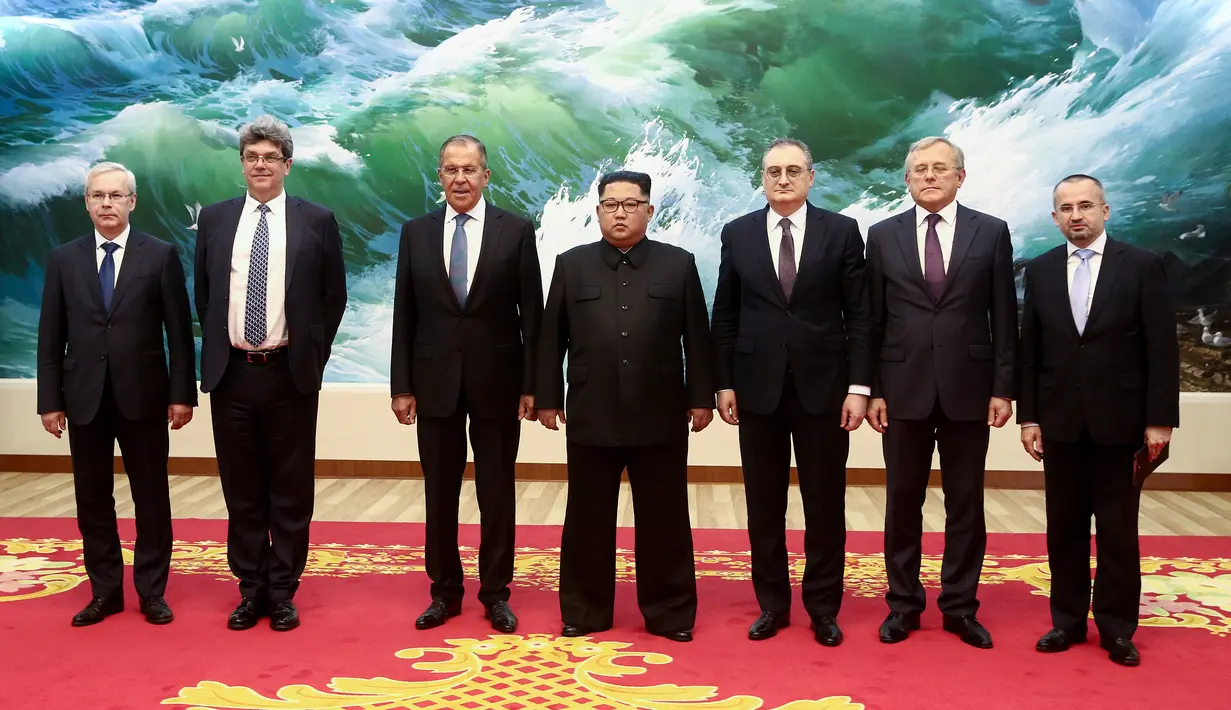 Pemimpin Korea Utara Kim Jong-un (tengah) berfoto bersama Menlu Rusia Sergei Lavrov (ketiga kiri) dan jajarannya di Pyongyang, Korea Utara (31/5). (Valery Sharifulin/TASS Pool Via AP)