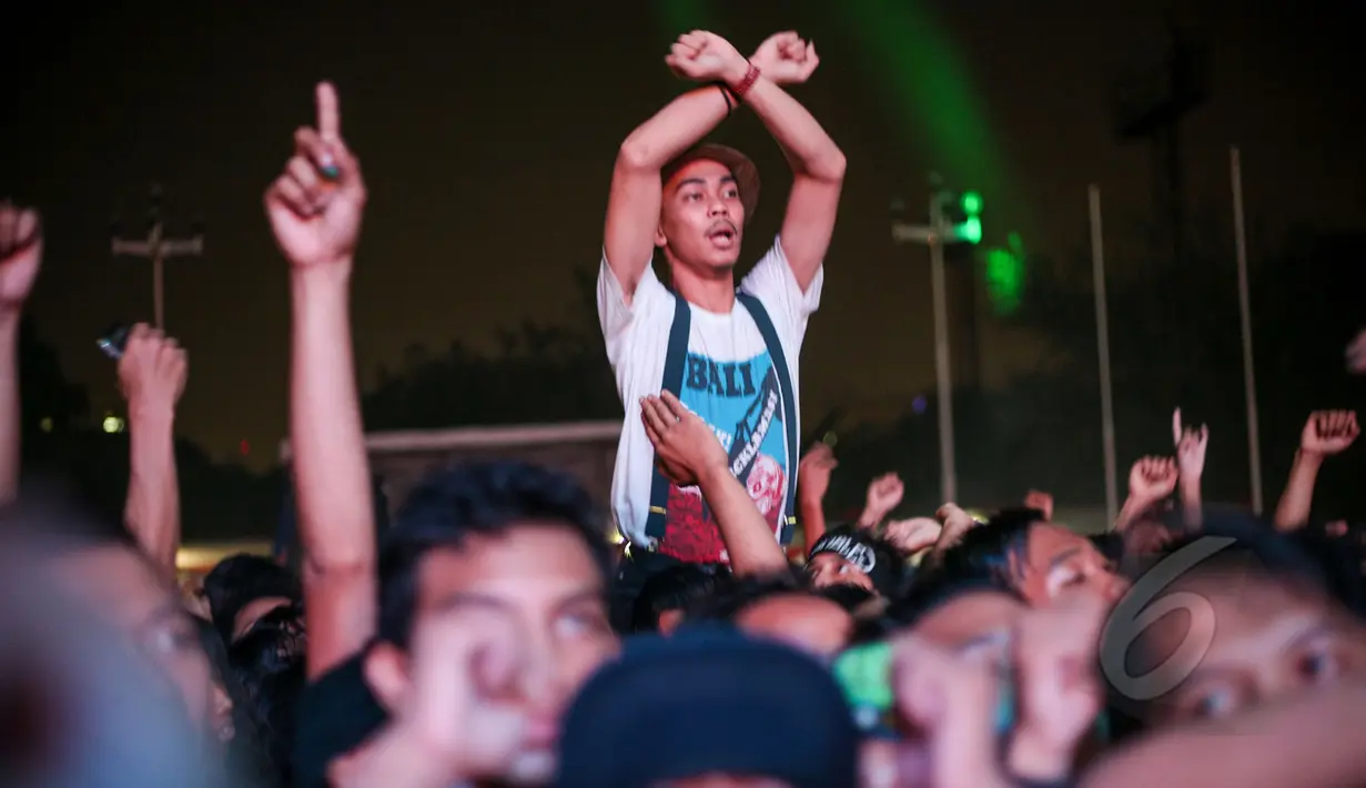 Ratusan Outsiders dan Lady Rose (masing-masing sebutan penggemar SID laki-laki dan perempuan) begitu antusias melihat penampilan Jerinx cs dalam ajang Indonesia Greaser Party 2015, Jakarta, Minggu (12/4). (Liputan6.com/Faizal Fanani)