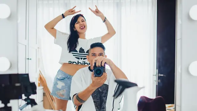 6 Potret Manis Ryan Delon dan Sharena, Bak Pasangan Muda