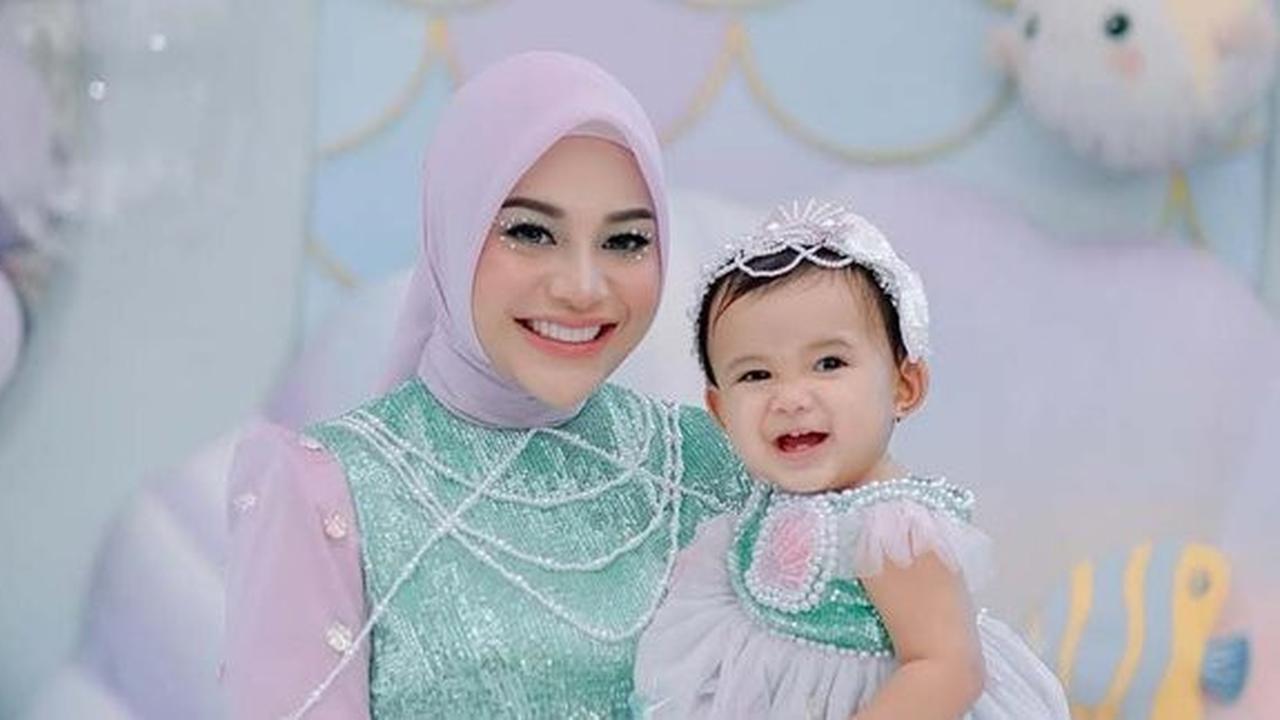 Cerita Bahagia Aurel Hermansyah soal Ameena Sekarang Hobi Dandan hingga Pakai Bulu Mata & Si Kecil Azura Ucapkan Kata Pertama Mama