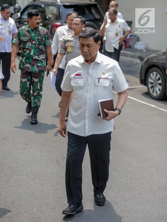 Menko Polhukam Wiranto bersiap memberi keterangan usai rapat koordinasi tertutup di Kantor Kemenko Polhukam, Jakarta, Selasa (24/9/2019). Rapat membahas RUU KUHP, Papua dan Papua Barat, serta karhutla. (Liputan6.com/Faizal Fanani)